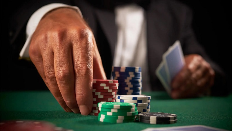 How do live baccarat dealers interact with remote players?
