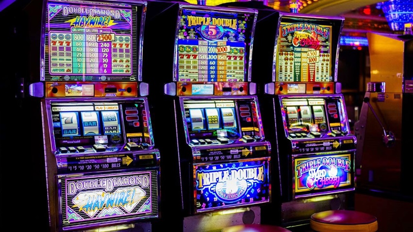 How Are Online Slots Different From Land-Based Slots?